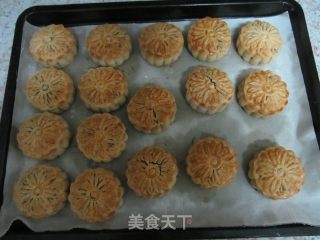 The First Season of Imperfect Mooncakes-lucent Bean Paste Mooncakes recipe