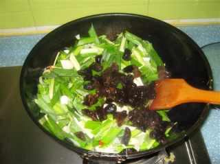 Scrambled Eggs with Garlic Seedlings Fungus recipe