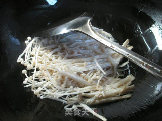Stir-fried Enoki Mushroom with Tomato recipe