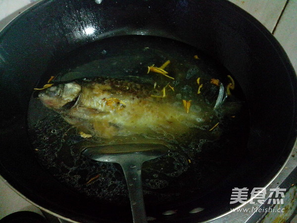 Papaya Crucian Carp Soup recipe