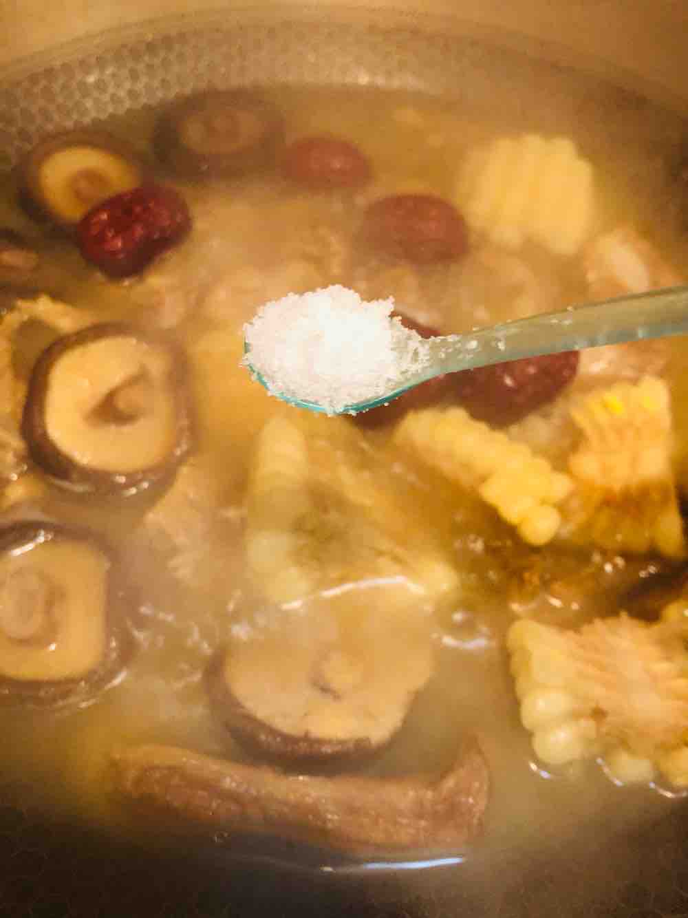 Mushroom and Red Date Pork Rib Soup recipe