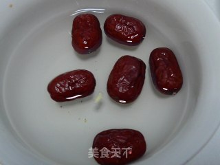 【mushrooms and Soybeans in Pot Pork Knuckles】enriching Qi, Replenishing Spleen and Bone recipe