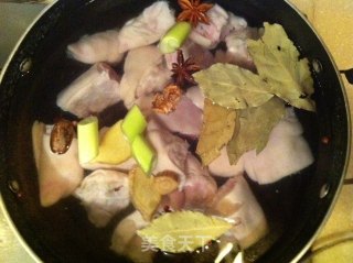 Stewed Pig's Trotters with Wild Pepper (pickled Pepper) recipe