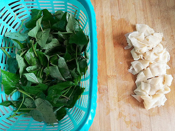 Stir-fried Egg White Pork with Sweet Potato Leaves recipe