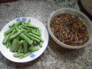 Stir-fried Plum Beans with Tea Tree Mushroom recipe