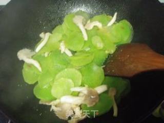 Stir-fried Oyster Mushroom with Lettuce recipe