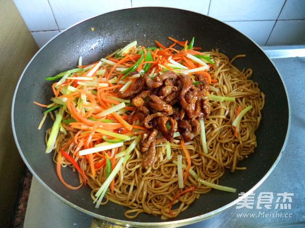 Cantonese Fried Noodles with Soy Sauce recipe