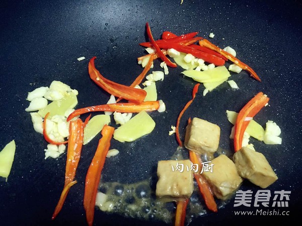 Guangzhou Home-cooked Side Dish Fermented Bean Curd Stir-fried Macaroni with Meat and Meat Chef recipe