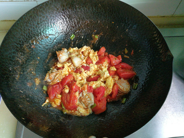 Fried Scallops with Tomatoes and Eggs recipe