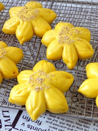 Pumpkin Flower Buns recipe