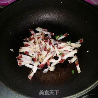 Stir-fried Bacon with Artemisia recipe