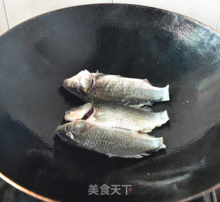 Lycium Barbarum Leaf Crucian Fish Soup recipe