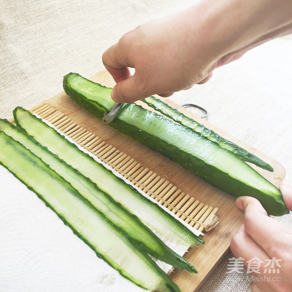 Chobe-cucumber and Seafood Thin Rolls recipe