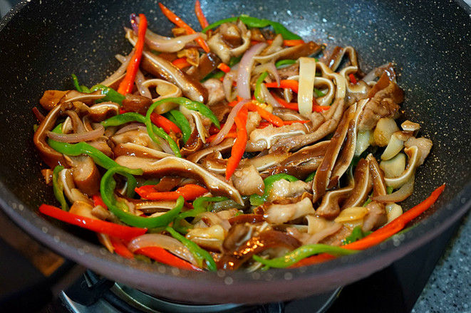 Spicy Stir-fried Pork Ears -------- Practice with Braised Pork Ears recipe