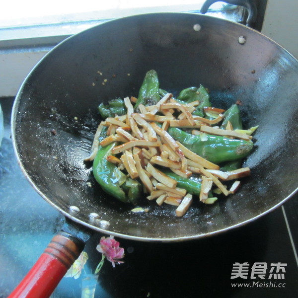 Pan-fried Chili and Braised Tofu Shreds recipe