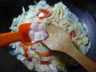 Rippled Noodles with Tomato and Cabbage recipe