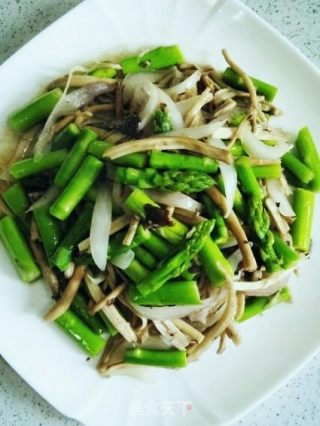 Stir-fried Asparagus with Tea Tree Mushroom recipe