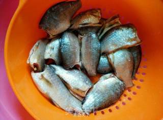 Pan-fried Small Crucian Carp recipe