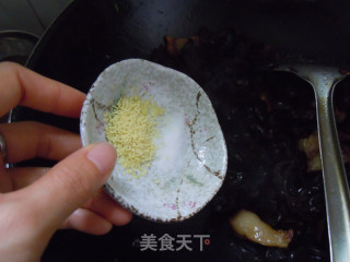 Good Food for Detoxification and Weight Loss---fried Black Fungus with Meat Residue recipe