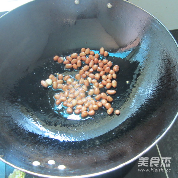 Stir-fried Cured Chicken with Peanuts and Rice recipe