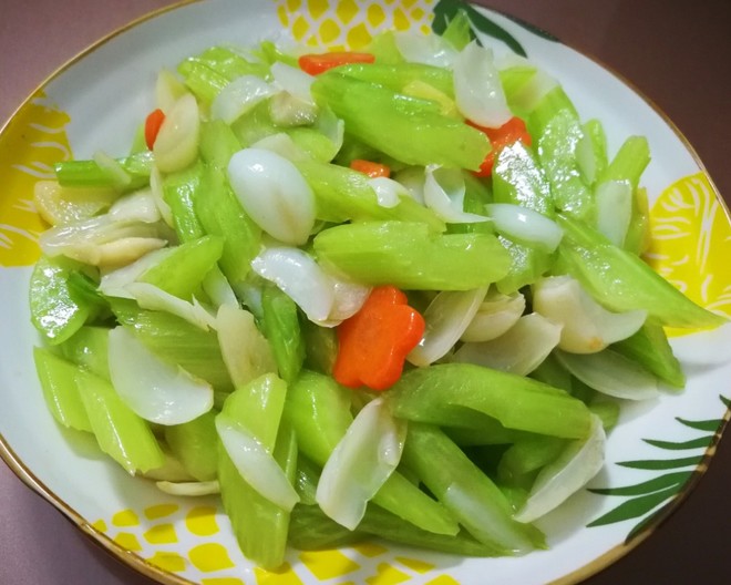 Stir-fried Lily with Celery recipe