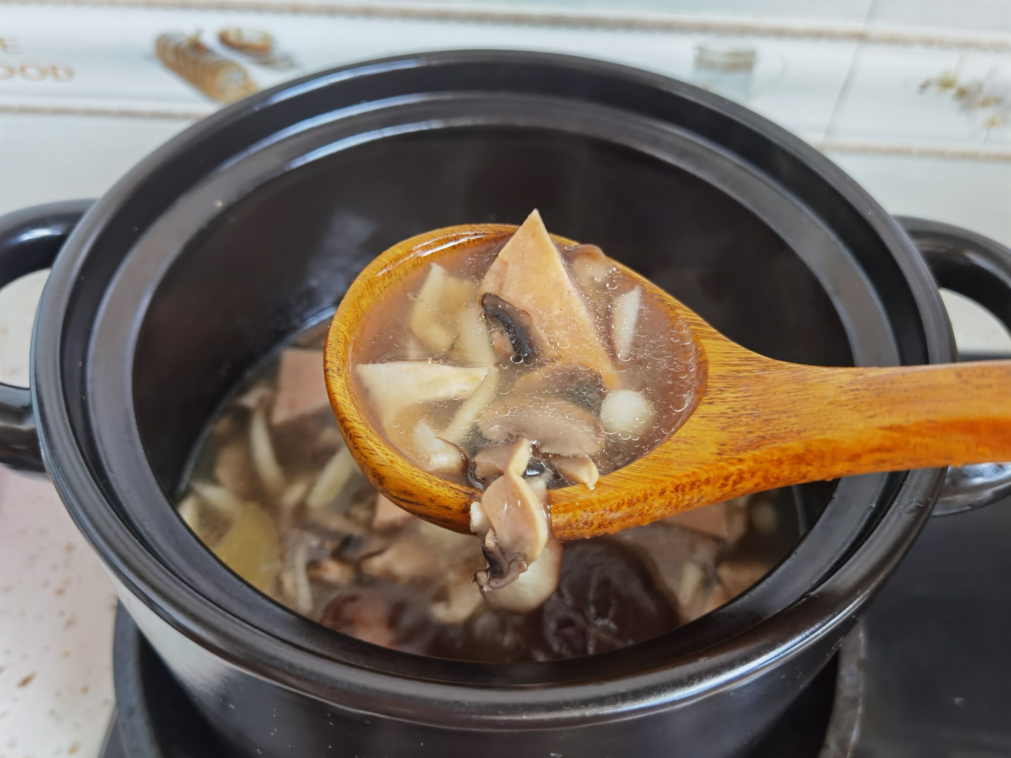 Three Kinds of Mushrooms are Simmered in A Pot of Soup for 8 Minutes, Which Can be Enjoyed in All Seasons. recipe