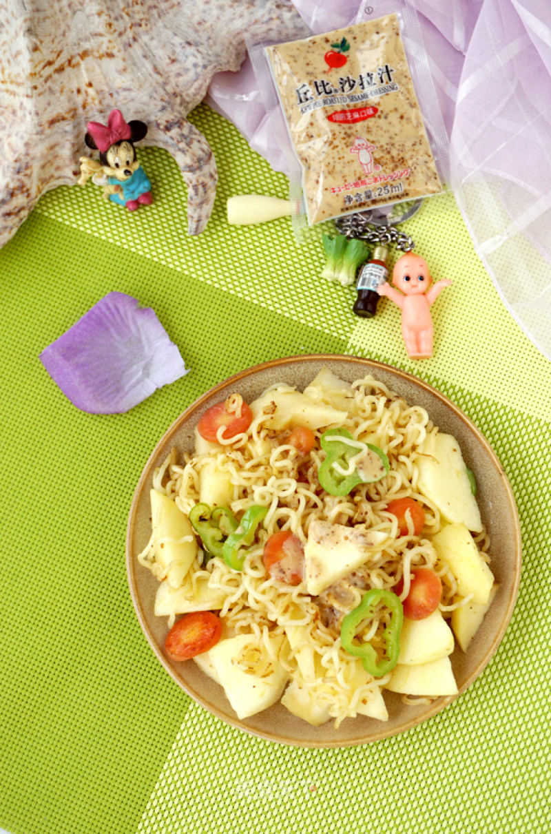 Stir-fried Instant Noodles with Sesame and Apple recipe