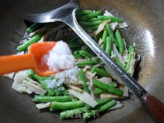 Stir-fried Bamboo Shoots with Plum Beans recipe