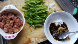 Noodles with Green Pepper Shredded Pork recipe