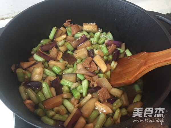 Braised Noodles with Beans in Iron Pot recipe