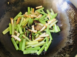 Celery Stir-fried Dried Tofu recipe