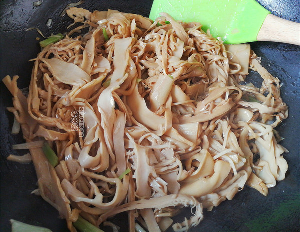 Scallion and Dried Bamboo Shoots recipe