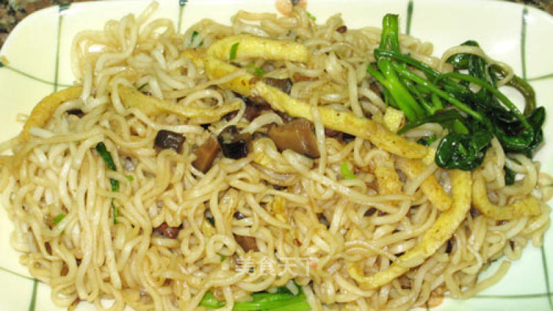 Fried Noodles with Fried Egg recipe