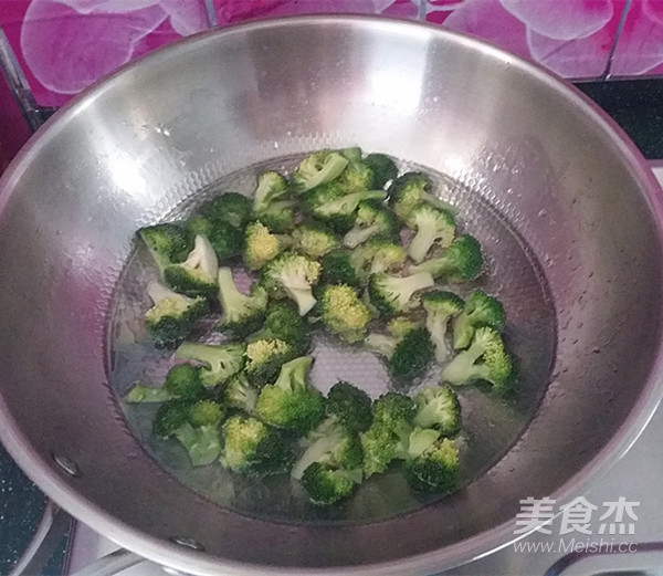 Broccoli Tossed Milk Puff Cheese recipe