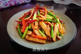 Stir-fried Spiced Dried Beans with Garlic Moss recipe