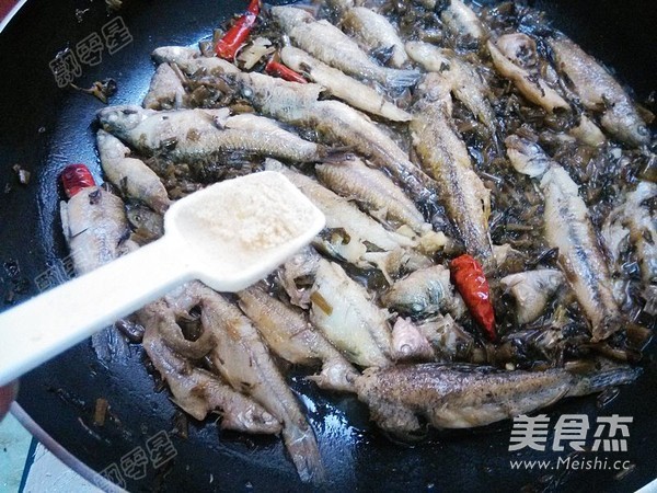 Braised Small Fish with Pickled Vegetables recipe