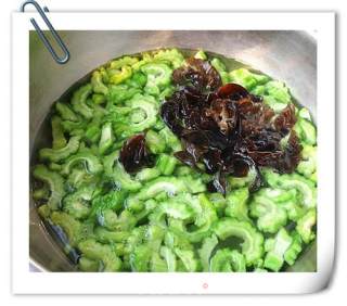 Fungus Mixed with Bitter Gourd recipe