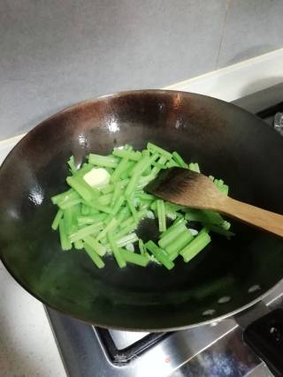 Stir-fried Shredded Potatoes with Celery recipe