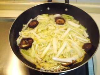 Mushroom and Cabbage Boiled Meatballs recipe