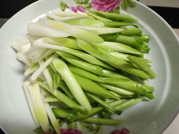 Stir-fried Garlic with Pork Ears recipe