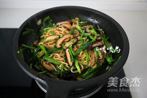 Fried Noodles with Mushroom in Oyster Sauce recipe