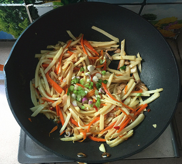 Stir-fried Cold Potato with Chopped Pepper and Shredded Pork recipe