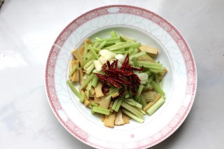 It’s Hot, Let’s Have Some Appetizer-parsley Mixed with Dried Bean Curd recipe