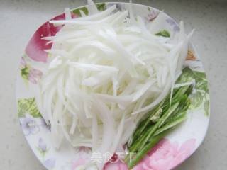 Stir-fried Pork with Naan Skin Sprouts recipe