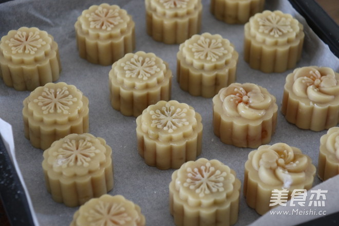 Cantonese-style Lotus Paste and Egg Yolk Mooncakes recipe