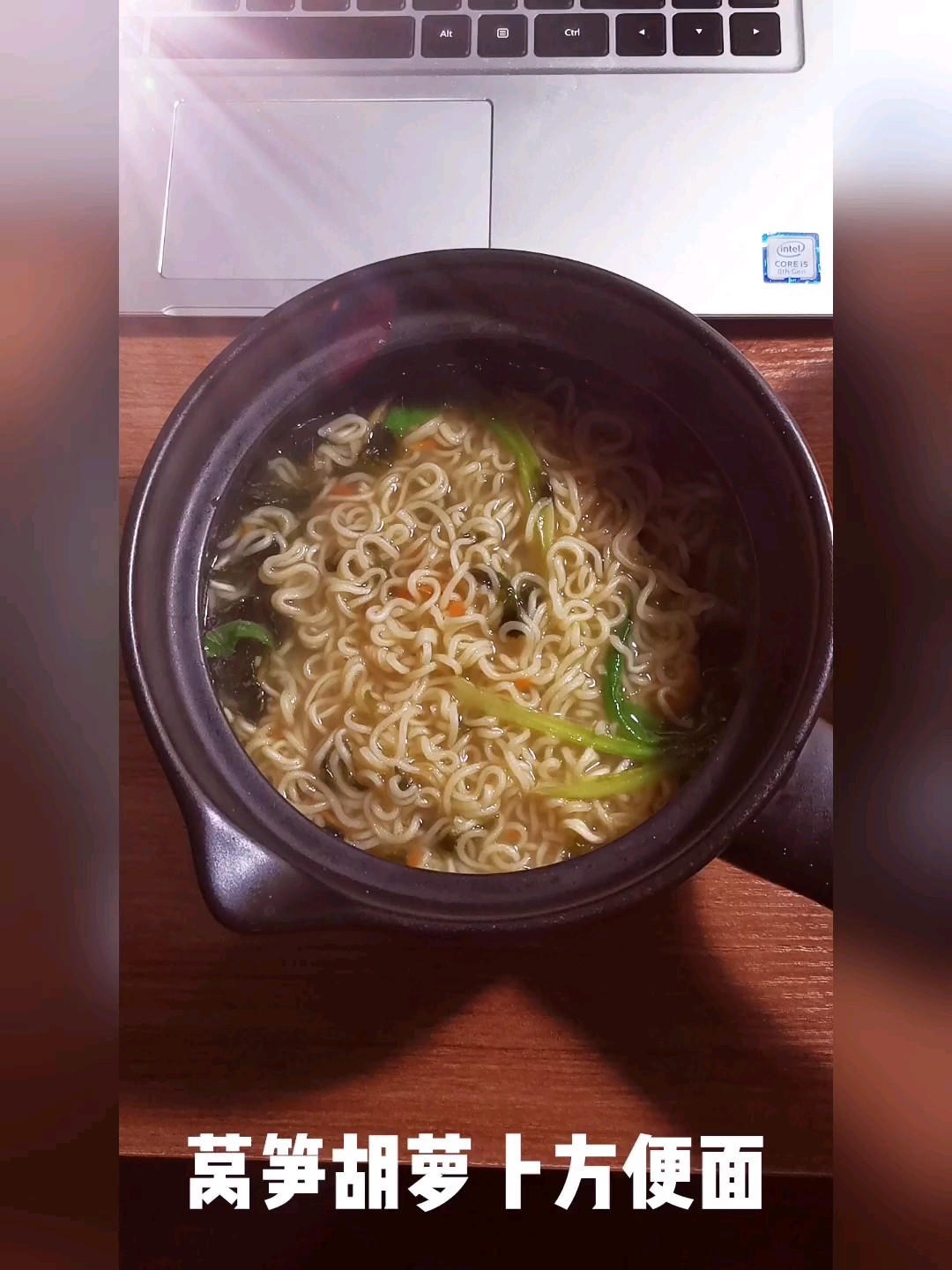 Instant Noodles with Lettuce and Carrot recipe