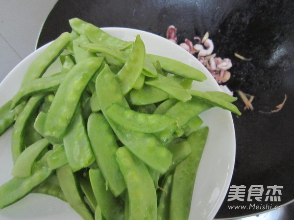 Stir-fried Snow Peas with Octopus recipe