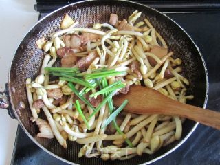 Stir-fried Pork with Peanut Sprouts recipe