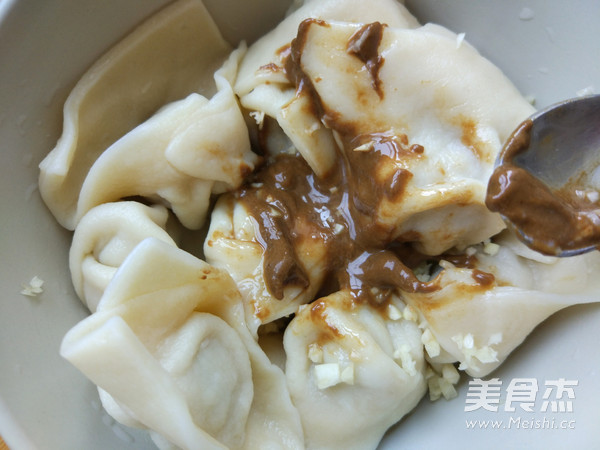 Wontons with Garlic Sesame Sauce recipe