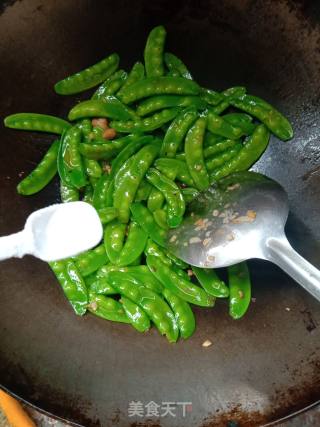 Fried Pork with Snow Peas recipe